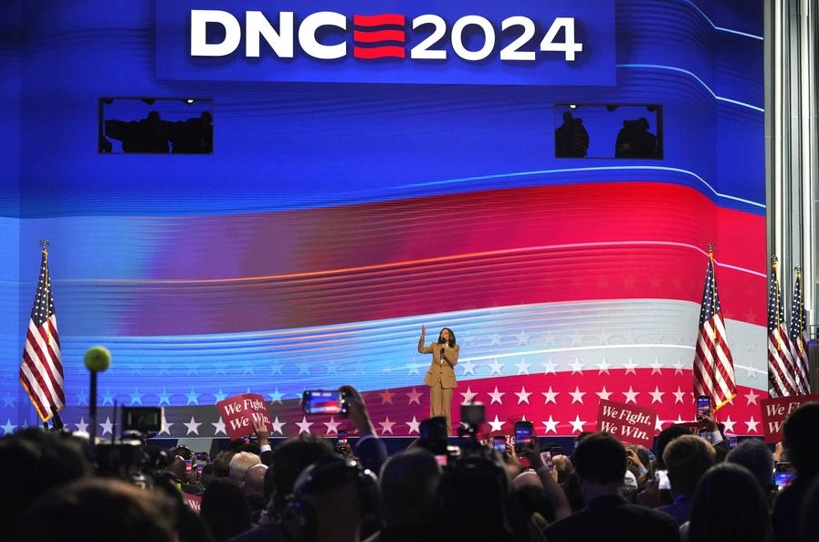 Imagen del 19 de agosto de 2024 de la vicepresidenta estadounidense, Kamala Harris, hablando durante la Convención Nacional Demócrata 2024, en Chicago, Illinois, Estados Unidos.  (Xinhua/Wu Xiaoling) 