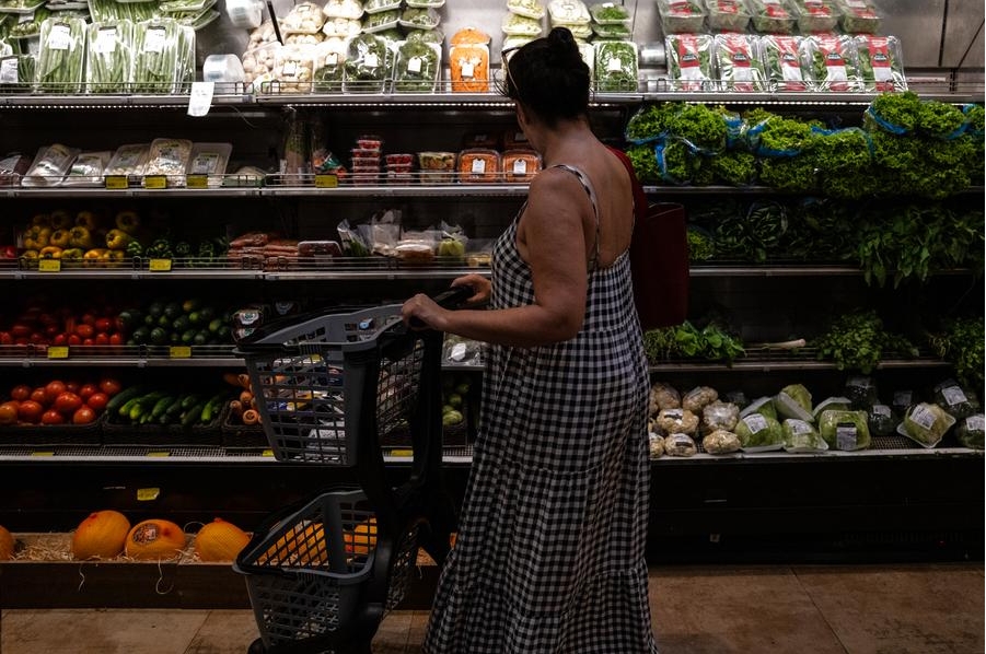 Imagen del 1 de marzo de 2024 de una mujer seleccionando alimentos en un supermercado, en Botafogo, Río de Janeiro, Brasil. (Xinhua/Wang Tiancong)     