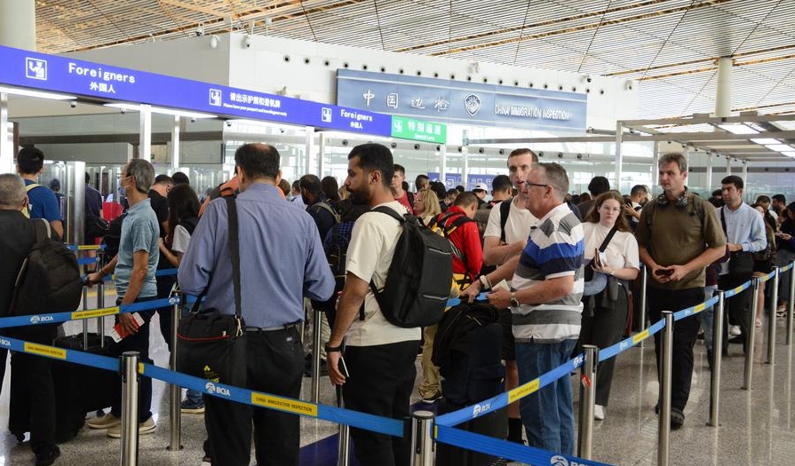 Pasajeros extranjeros ingresan a la sección de control fronterizo del Aeropuerto Internacional Capital de Beijing, la capital china, el 10 de julio de 2024. (Xinhua/Li Xin)