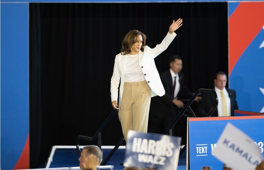 Imagen del 7 de agosto de 2024 de la vicepresidenta estadounidense, Kamala Harris, saludando a su llegada a un mitin de campaña en un hangar de aeropuerto, en las afueras de Detroit, Michigan, Estados Unidos. (Xinhua/Hu Yousong)