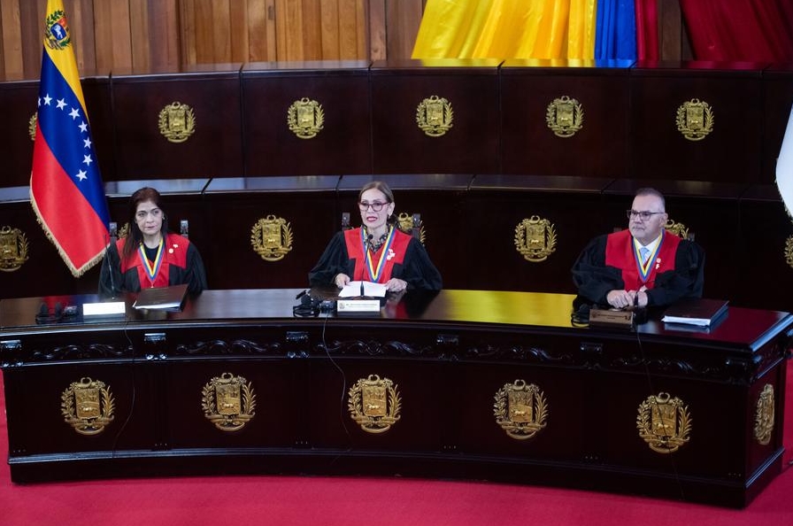 La presidenta del Tribunal Supremo de Justicia (TSJ) de Venezuela, Caryslia Rodríguez (c), habla junto a los jueces de la Sala Electoral, Fanny Márquez (i), e Inocencio Figueroa (d), durante un mensaje televisado, en Caracas, Venezuela, el 22 de agosto de 2024. El TSJ de Venezuela anunció el jueves su decisión de convalidar los resultados de los comicios presidenciales divulgados por el Consejo Nacional Electoral, que dieron como ganador al actual mandatario Nicolás Maduro. (Xinhua/Marcos Salgado)