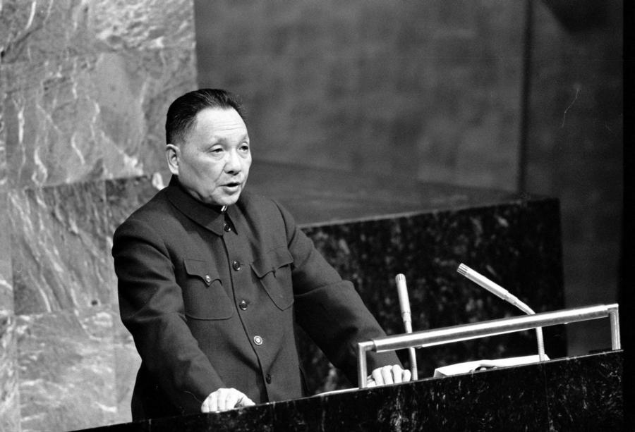 Imagen de archivo de abril de 1974 de Deng Xiaoping, el entonces jefe de la Delegación de la República Popular China, pronunciando un discurso durante la sexta Sesión Especial de la Asamblea General de la Organización de las Naciones Unidas (ONU). (Xinhua/Qian Sijie) 