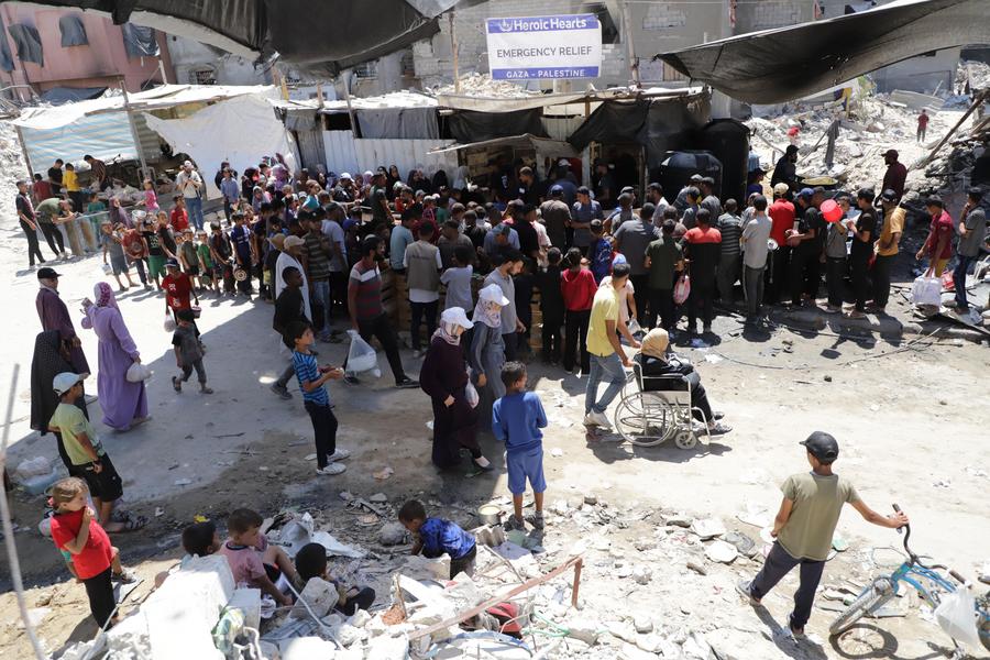 Imagen del 21 de agosto de 2024 de personas esperando recibir ayuda alimentaria en el campamento de refugiados de Jabalia, en el norte de la Franja de Gaza. (Xinhua/Abdul Rahman Salama) 