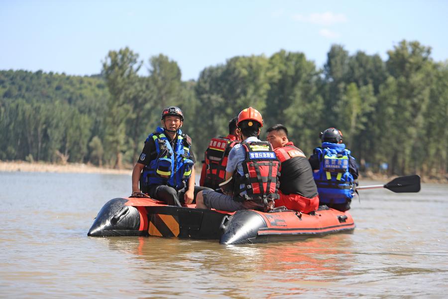 Miembros del equipo de rescate a bordo de un bote de goma durante las operaciones de rescate en el poblado de Heishanke en la ciudad de Huludao, provincia de Liaoning, en el noreste de China, el 23 de agosto de 2024. (Xinhua/Yang Qing)