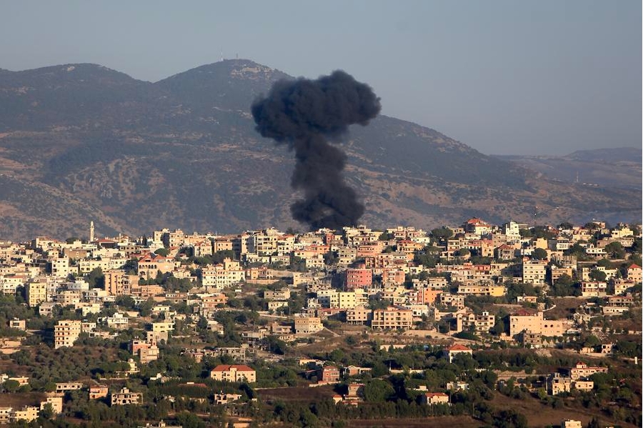 Imagen del 23 de agosto de 2024 de humo causado por un bombardeo israelí, en Khiam, Líbano. (Xinhua/Ali Hashisho)