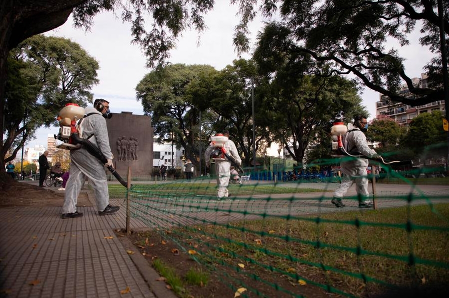 Trabajadores del área de control de plagas del Ministerio de Espacio Público e Higiene Urbana del Gobierno de la Ciudad de Buenos Aires realizan labores de fumigación en un parque, en la ciudad de Buenos Aires, capital de Argentina, el 15 de mayo de 2024. (Xinhua/Martín Zabala)