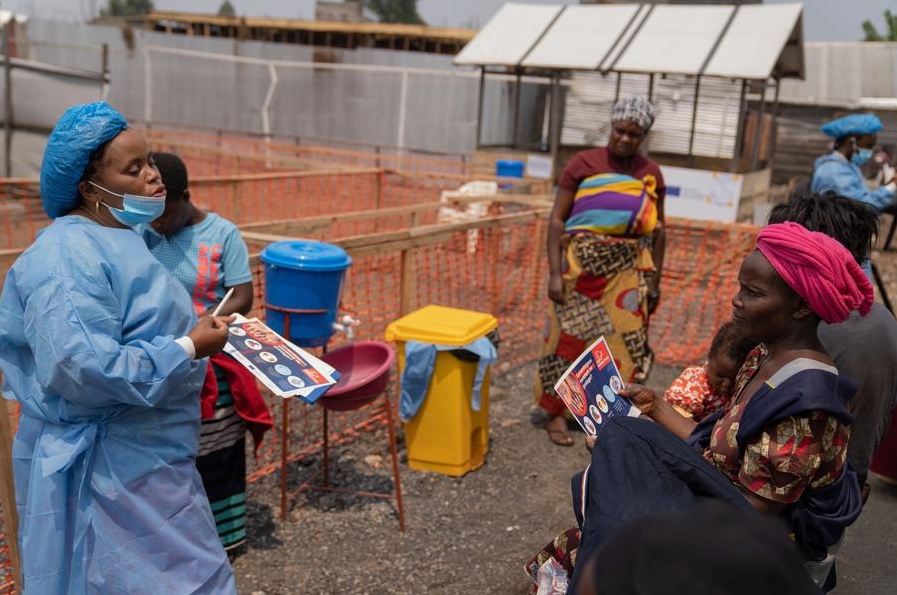 Imagen del 19 de agosto de 2024 de una trabajadora de la salud dando información sobre la mpox a residentes, en las afueras de Goma, en la provincia de Kivu del Norte, en el este de la República Democrática del Congo (RDC) (Xinhua/Str)