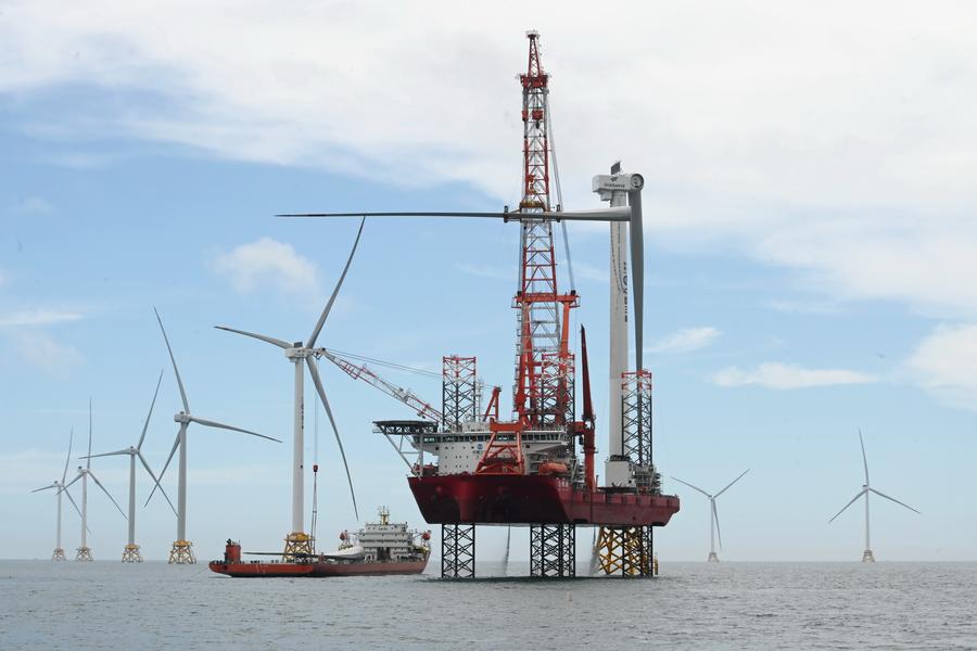 Imagen de trabajadores montando una pala de un aerogenerador de 16 megavatios del proyecto de la fase II del parque eólico de Zhangpu en la provincia de Fujian, en el sureste de China, el 19 de junio de 2024. (Xinhua/Lin Shanchuan)