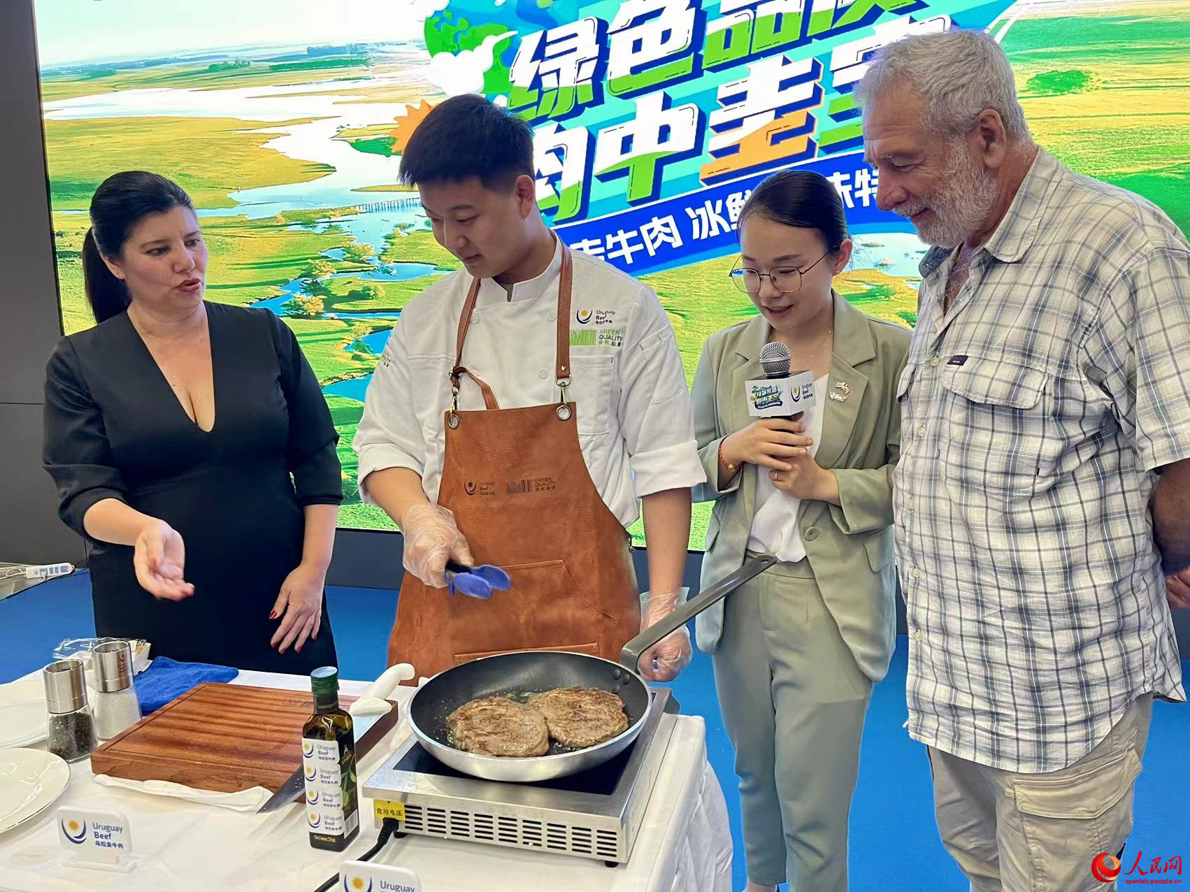 El reconocido chef Vicent, del emblemático restaurante Latina, elaboró diferentes platos durante la presentación de la carne de res enfriada uruguaya, Beijing, 24 de agosto del 2024. (Foto: YAC)