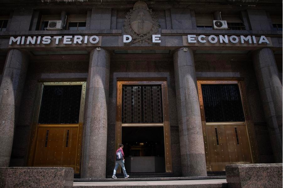 Imagen del 10 de enero de 2024 de la fachada del Ministerio de Economía, en la ciudad de Buenos Aires, capital de Argentina. (Xinhua/Martín Zabala) 