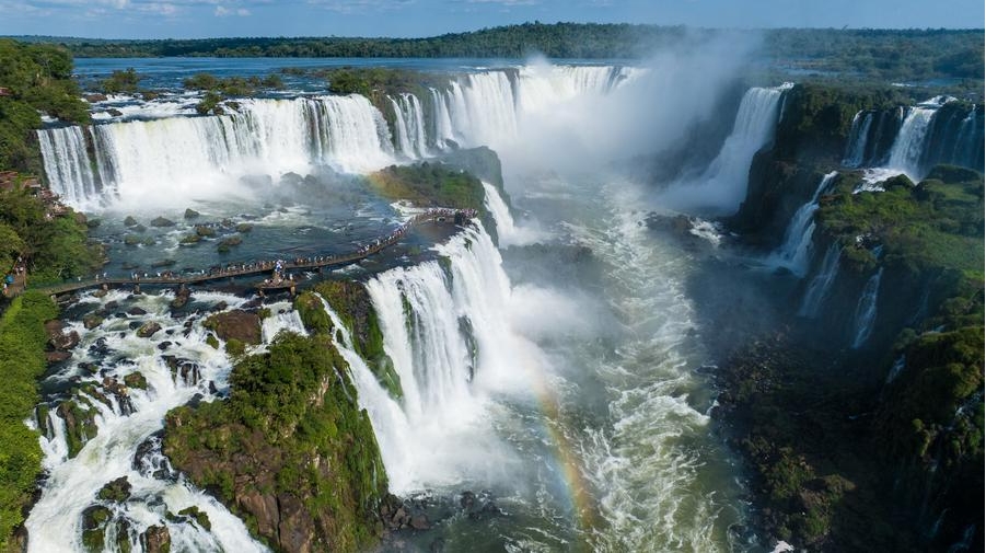 Vista aérea del 1 de octubre de 2023 de las Cataratas del Iguazú en el Parque Nacional Iguazú, en el estado de Paraná, Brasil. (Xinhua/Wang Tiancong) 