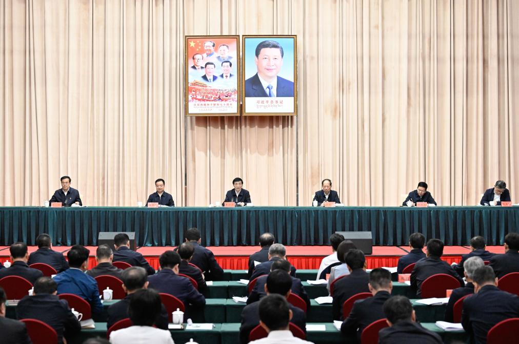 Wang Huning, miembro del Comité Permanente del Buró Político del Comité Central del Partido Comunista de China (PCCh) y presidente del Comité Nacional de la Conferencia Consultiva Política del Pueblo Chino, se dirige a la cuarta conferencia de trabajo sobre la asistencia de emparejamientos para Xizang, en Lhasa, en la región autónoma de Xizang, en el suroeste de China, el 27 de agosto de 2024. (Xinhua/Shen Hong)