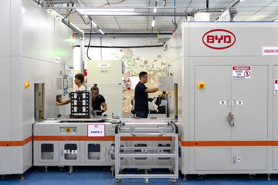 Imagen del 12 de marzo de 2024 de trabajadores operando en la línea de producción de la fábrica de baterías de BYD, en Manaos, capital del estado de Amazonas, Brasil. (Xinhua/Wang Tiancong)