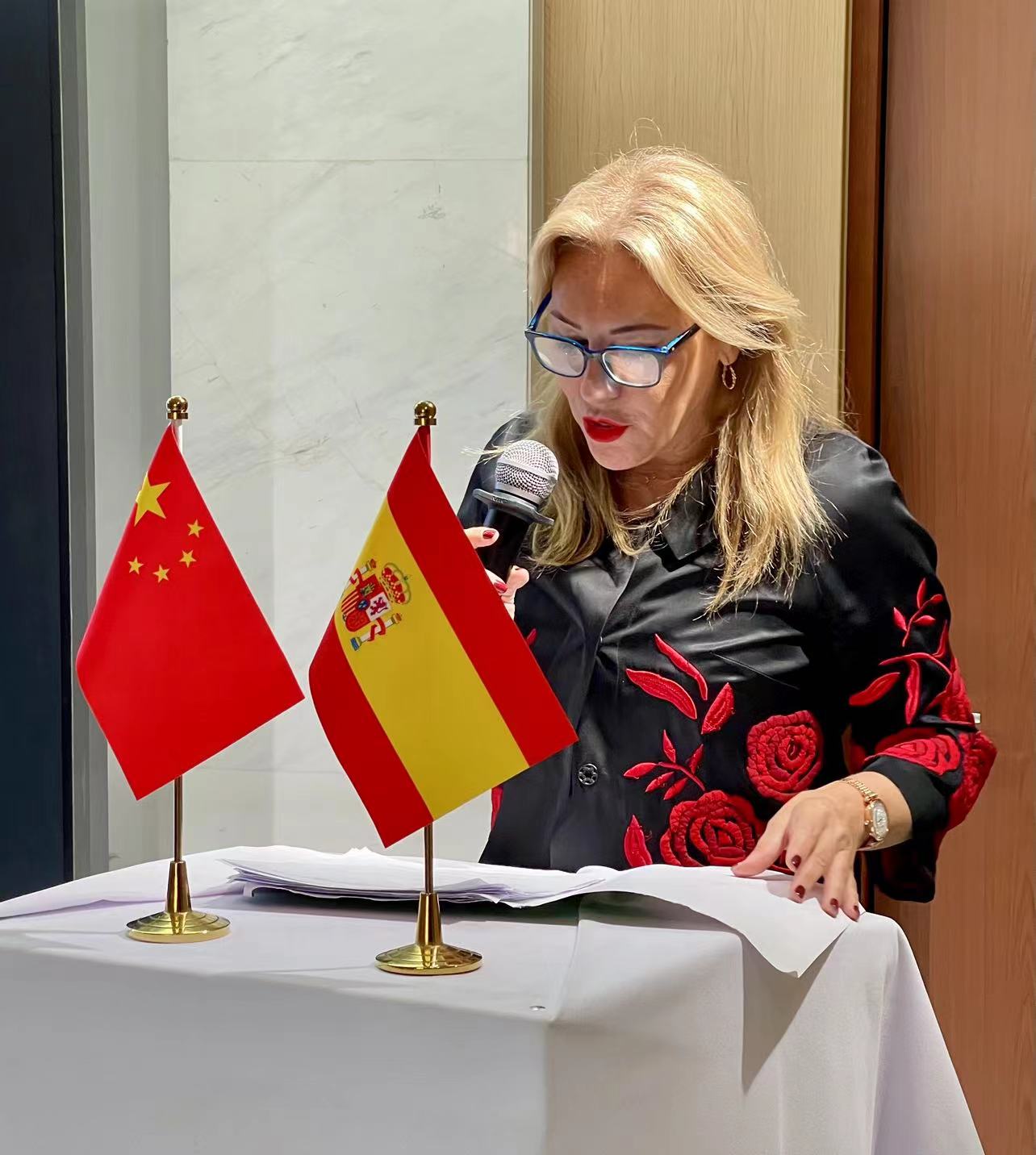 Carolina España, Consejera de Economía, Hacienda y Fondos Europeos de la Junta de Andalucía interviene durante el seminario de oportunidades de cooperación, inversión y negocios celebrado en el distrito de Haidan, Beijing, 30 de agosto del 2024. (Foto: YAC)