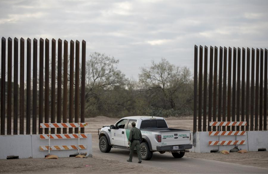 Imagen del 7 de enero de 2022 de un agente de la Patrulla Fronteriza estadounidense caminando hacia su vehículo mientras vigila cerca de una sección recién construida del muro fronterizo entre México y Estados Unidos, cerca de Eagle Pass, Texas, Estados Unidos. (Xinhua/Nick Wagner)