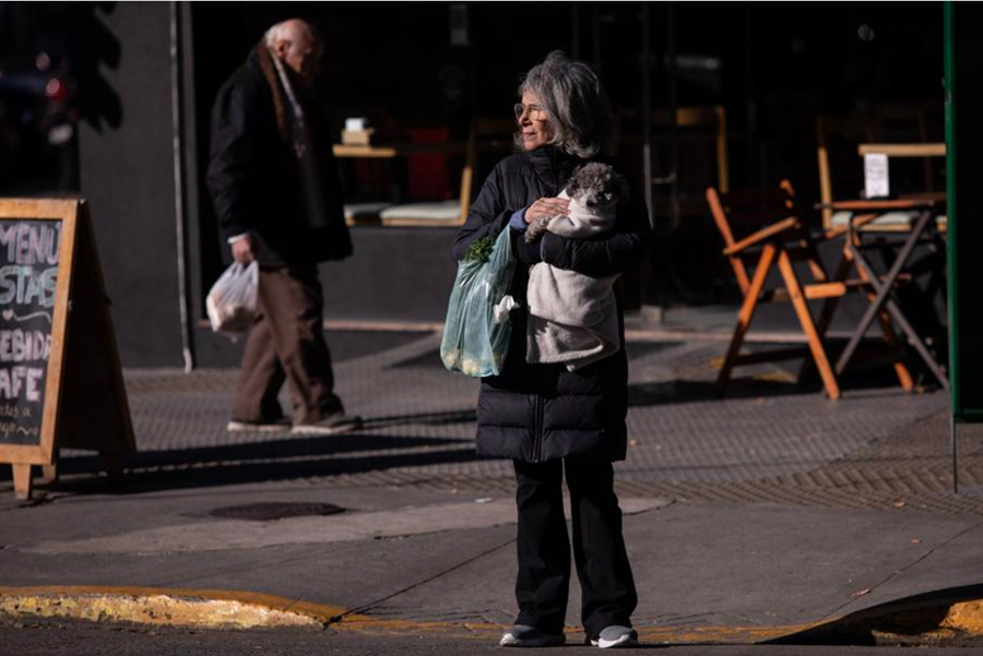 Una mujer sostiene a su perro en brazos en una calle, en la ciudad de Buenos Aires, Argentina, el 25 de mayo de 2024. (Xinhua/Martín Zabala) 