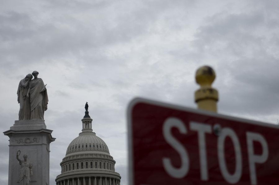 Imagen del 13 de febrero de 2020 del Capitolio y una señal de "alto" en Washington D.C., Estados Unidos. (Xinhua/Liu Jie)