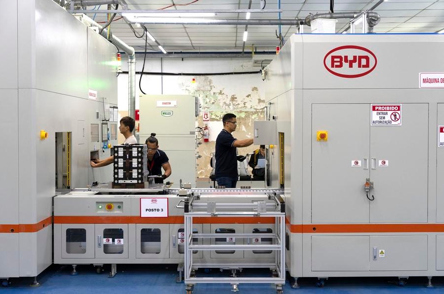 Imagen del 12 de marzo de 2024 de trabajadores operando en la línea de producción de la fábrica de baterías de BYD, en Manaos, capital del estado de Amazonas, Brasil. (Xinhua/Wang Tiancong)