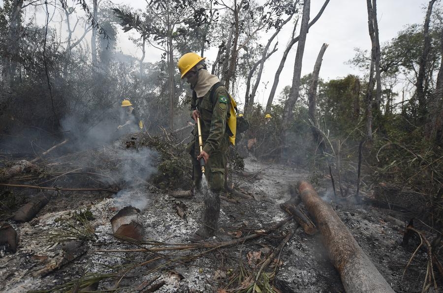 Integrantes de la Marina brasileña rocían agua en un área de la región del Pantanal afectada por un incendio, en Corumbá, en el estado de Mato Grosso do Sul, Brasil, el 8 de julio de 2024. (Xinhua/Lucio Tavora)