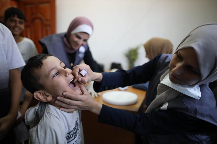 Un niño recibe una dosis de una vacuna contra la polio en el campamento de refugiados de Al-Maghazi, en el centro de la Franja de Gaza, el 2 de septiembre de 2024. (Xinhua/Marwan Dawood)