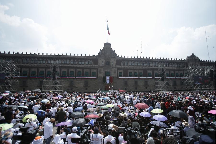 El presidente mexicano, Andrés Manuel López Obrador (c-atrás), habla durante la presentación de su sexto Informe de Gobierno, en el Zócalo de la Ciudad de México, capital de México, el 1 de septiembre de 2024. (Xinhua/Francisco Cañedo) 