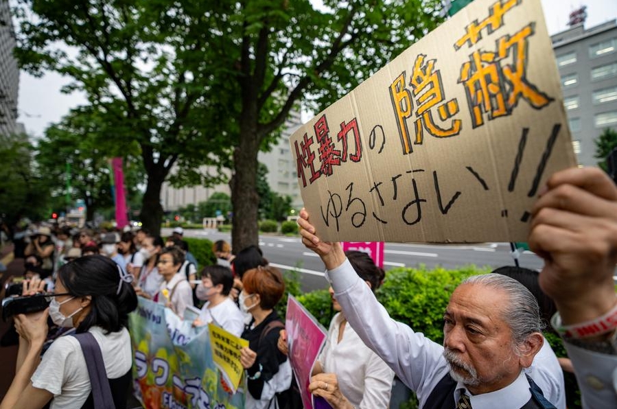 Imagen del 2 de julio de 2024 de personas reuniéndose frente al Ministerio de Asuntos Exteriores del país para protestar contra el Gobierno japonés por ocultar al público los presuntos casos de agresión sexual que involucran a personal militar estadounidense en Japón, en Tokio, Japón. (Xinhua/Zhang Xiaoyu) 