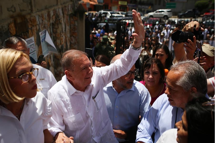 Imagen de Edmundo González Urrutia (2-i) saludando a su llegada a un colegio electoral durante las elecciones presidenciales, en Caracas, capital de Venezuela, el 28 de julio de 2024. (Xinhua/Str) 