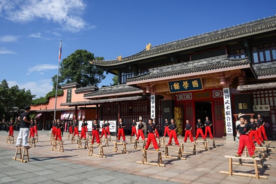 Jóvenes aprendices de artes marciales en Emei practicando sus habilidades sobre un tablón. (Foto de Yi Xiao, Diario del Pueblo)