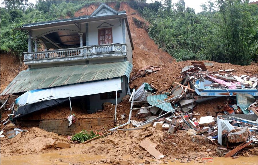 Imagen del 9 de septiembre de 2024 de casas destruidas por deslizamientos de tierra, en la provincia de Bac Kan, en el norte de Vietnam. (Xinhua/VNA) 