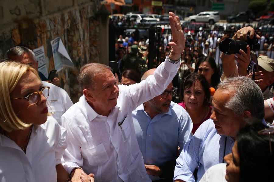 Imagen de Edmundo González Urrutia (2-i) saludando a su llegada a un colegio electoral durante las elecciones presidenciales, en Caracas, capital de Venezuela, el 28 de julio de 2024. (Xinhua/Str) 