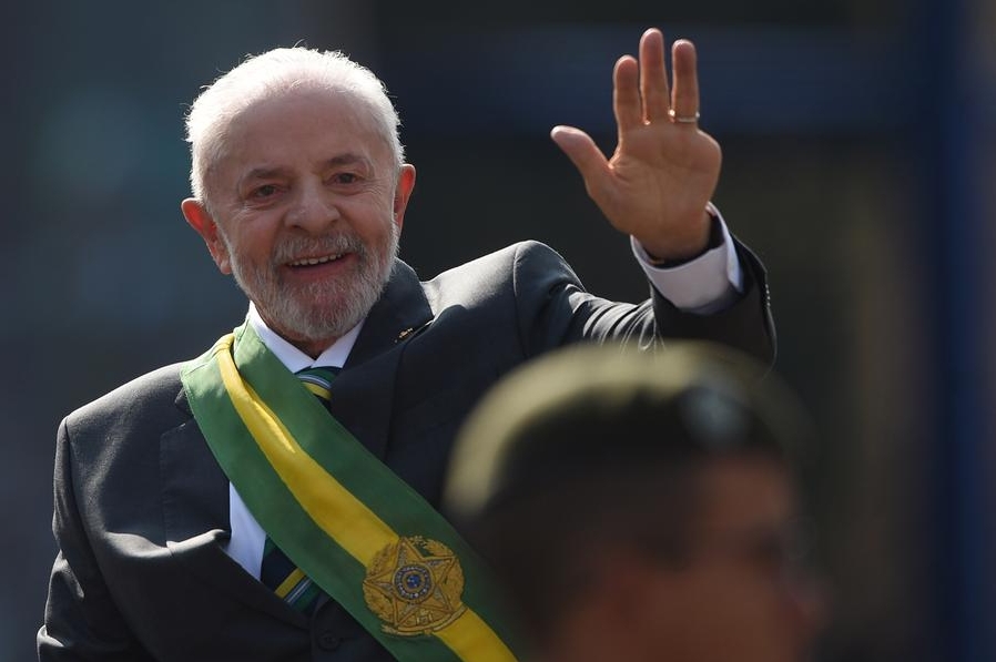 El presidente brasileño, Luiz Inácio Lula da Silva, saluda durante el desfile militar del Día de la Independencia en Brasilia, Brasil, el 7 de septiembre de 2024. (Xinhua/Lucio Tavora)