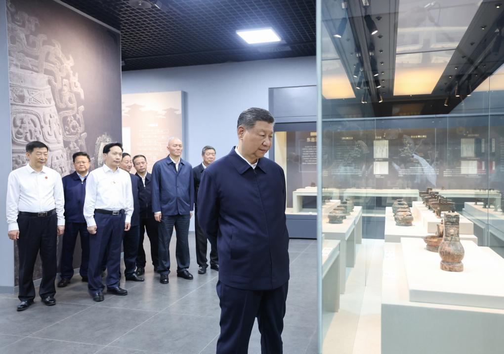 El presidente chino, Xi Jinping, también secretario general del Comité Central del Partido Comunista de China y presidente de la Comisión Militar Central, visita el Museo de Objetos de Bronce de Baoji para conocer los esfuerzos locales destinados a fortalecer la protección y el uso de las reliquias culturales, en Baoji, en la provincia de Shaanxi, en el noroeste de China, el 10 de septiembre de 2024. Xi inspeccionó la ciudad de Baoji, en la provincia de Shaanxi, en el noroeste del país, y la ciudad de Tianshui, en la provincia vecina de Gansu desde la tarde del martes hasta la mañana del miércoles. (Xinhua/Ju Peng)