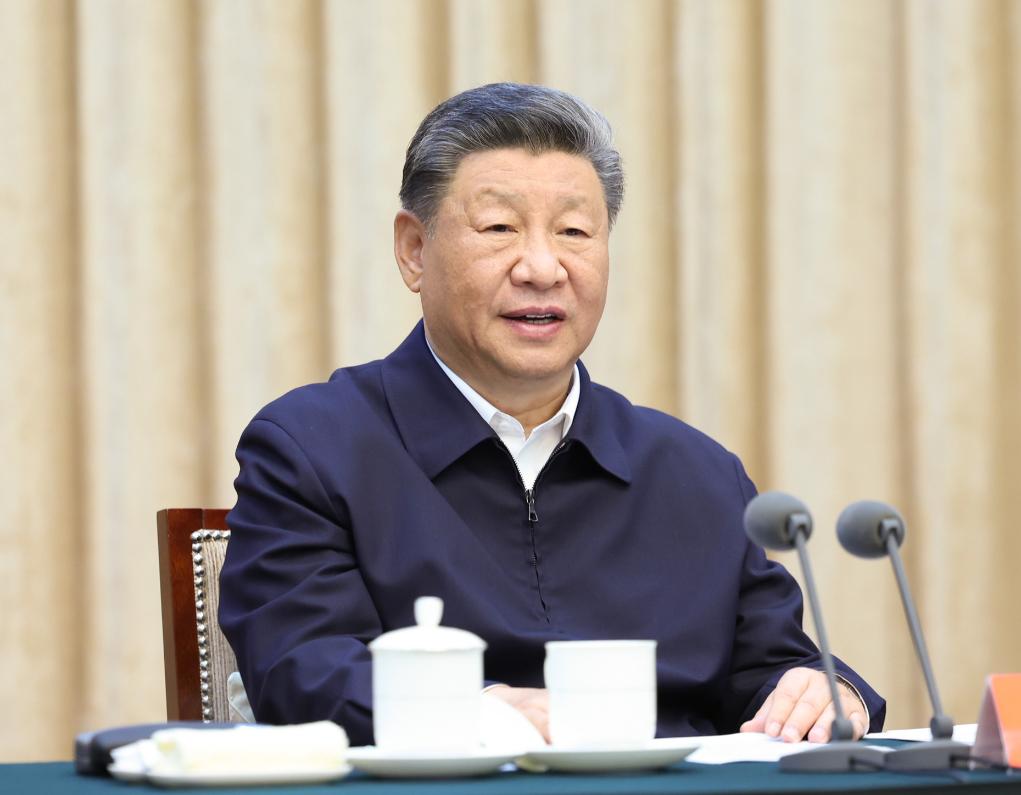 LANZHOU, 12 septiembre, 2024 (Xinhua) -- El presidente chino, Xi Jinping, también secretario general del Comité Central del Partido Comunista de China y presidente de la Comisión Militar Central, pronuncia un importante discurso durante una reunión sobre la conservación ecológica y el desarrollo de alta calidad de la cuenca del río Amarillo, en Lanzhou, en la provincia de Gansu, en el noroeste de China, el 12 de septiembre de 2024. (Xinhua/Ju Peng)