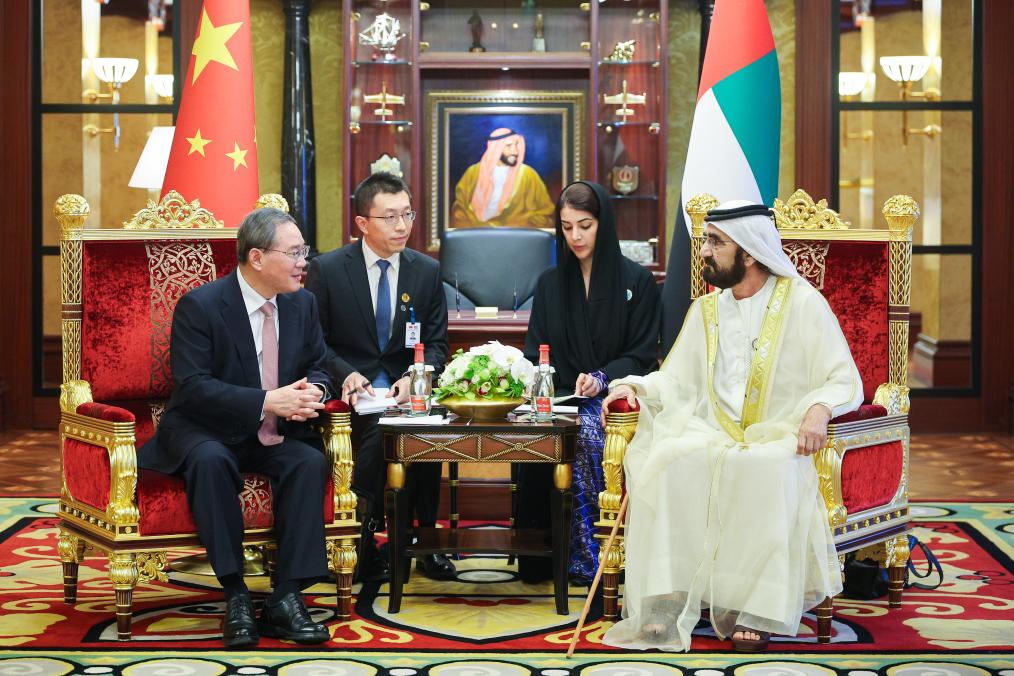 DUBAI, 12 septiembre, 2024 (Xinhua) -- El primer ministro chino, Li Qiang, entabla conversaciones con el vicepresidente y primer ministro de Emiratos Arabes Unidos (EAU), el jeque Mohammed bin Rashid Al Maktoum, en Dubái, Emiratos Arabes Unidos, el 12 de septiembre de 2024. (Xinhua/Liu Bin)