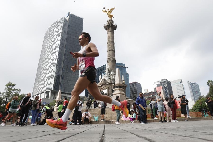 Un corredor participa en el XLI del Maratón de la Ciudad de México Telcel 2024, en la Ciudad de México, la capital mexicana, el 25 de agosto de 2024. (Xinhua/Francisco Cañedo)