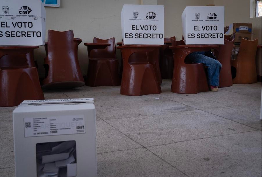 Una persona emite su voto durante la segunda vuelta de las elecciones presidenciales, en Quito, capital de Ecuador, el 15 de octubre de 2023. (Xinhua/Jhosua Armas) 