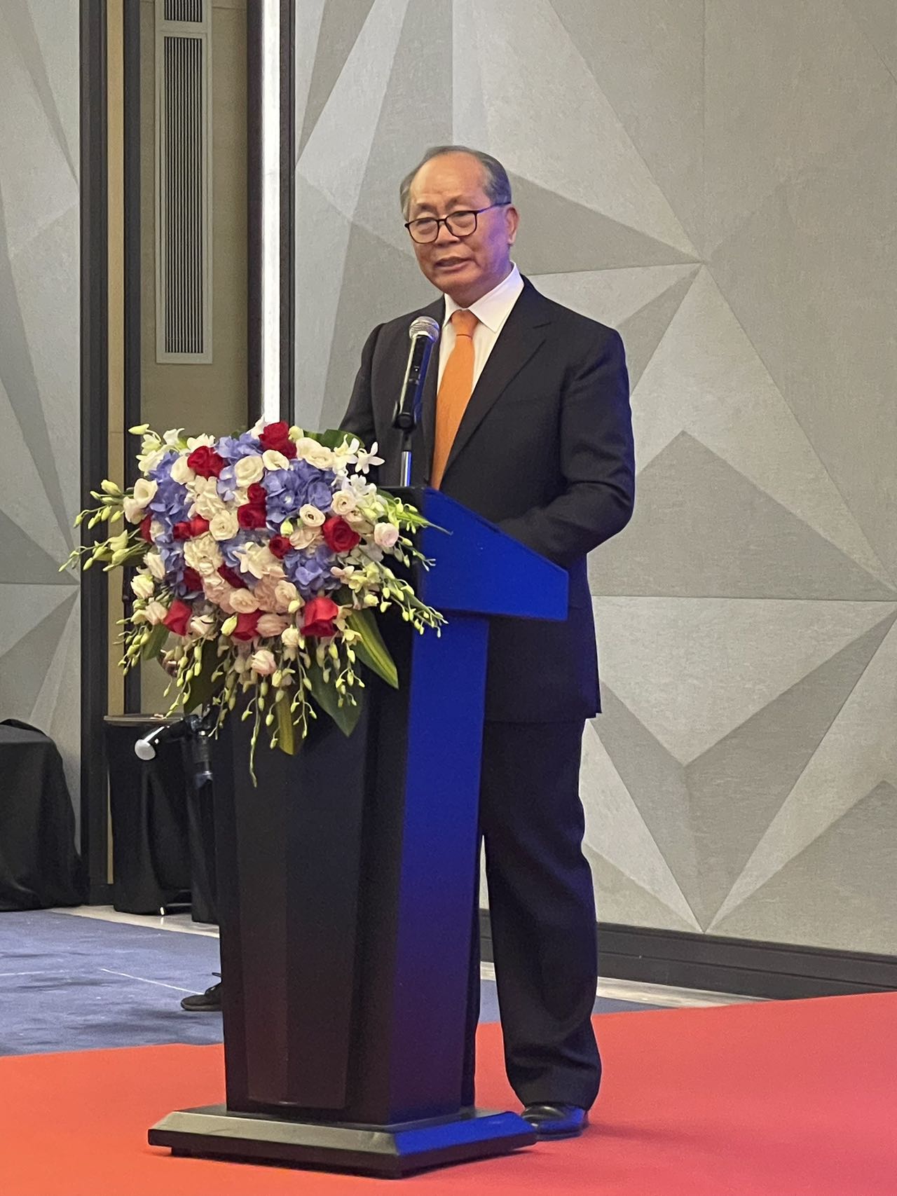 Qiu Xiaoshi, Representante Especial del Gobierno Chino para Asuntos de América Latina y el Caribe, interviene durante la celebración del 214º aniversario de la Independencia de Chile, Beijing, 13 de septiembre del 2024. (Foto: YAC)