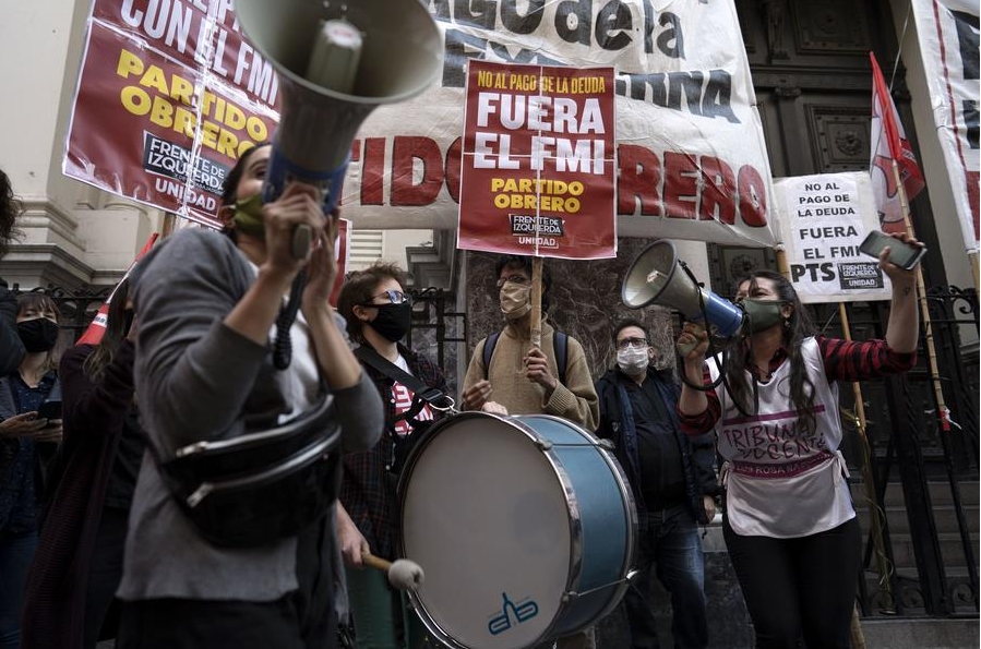 Militantes de partidos políticos de izquierda realizan una protesta contra la visita de una misión del Fondo Monetario Internacional, frente a la sede del Banco Central de la República Argentina, en Buenos Aires, capital de Argentina, el 6 de octubre de 2020. (XinhuaMartín Zabala)