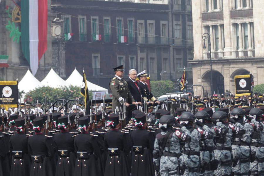 El presidente de México, Andrés Manuel López Obrador (c), asiste al Desfile Cívico Militar por el 214º Aniversario de la Independencia de México, en la Ciudad de México, capital de México, el 16 de septiembre de 2024. (Xinhua/Francisco Cañedo)