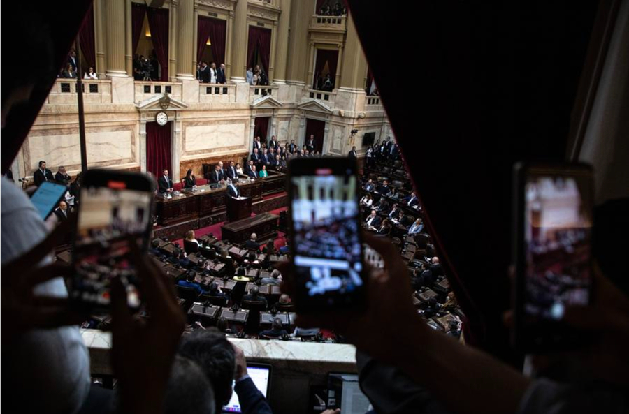 Imagen del 15 de septiembre de 2024 del presidente argentino, Javier Milei (c), hablando durante la presentación ante el Congreso Nacional del proyecto de Presupuesto 2025, en la ciudad de Buenos Aires, capital de Argentina. (Xinhua/Martín Zabala)