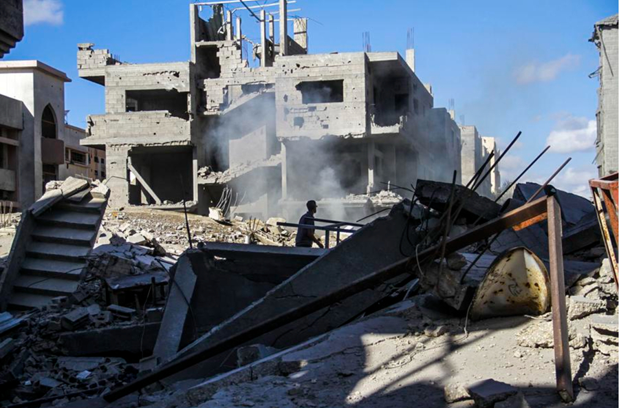 Imagen del 14 de septiembre de 2024 de palestinos inspeccionando los daños después de que el Ejército israelí bombardeara una gran plaza cerca de la Escuela Dar Al-Arqam, en el área de Sheikh Radwan, en el noroeste de la Ciudad de Gaza. (Xinhua/Mahmoud Zaki) 