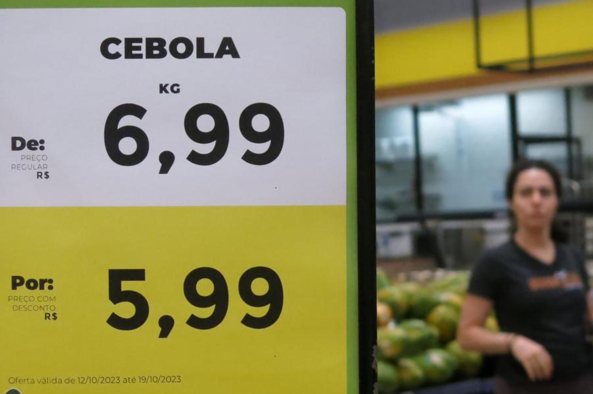 Una mujer compra en un supermercado, en Sao Paulo, Brasil, el 17 de octubre de 2023. (Xinhua/Rahel Patrasso) 