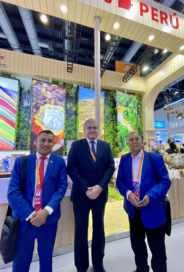 Marco Balarezo, embajador  de Perú en China (al centro), junto a las autoridades de la municipalidad de Machu Picchu, visitan el stand de Perú en CIFTIS 2024, Beijing, 14 de septiembre del 2024. (Foto: YAC) 