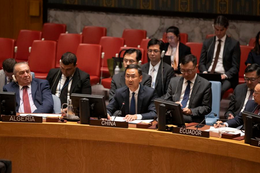 Geng Shuang (c-frente), representante permanente adjunto de China ante la Organización de las Naciones Unidas (ONU), habla en la sesión informativa del Consejo de Seguridad de la ONU sobre la situación en Oriente Medio, incluida la cuestión palestina, en la sede de la ONU, en Nueva York, el 4 de septiembre de 2024. (Xinhua/Xie E) 