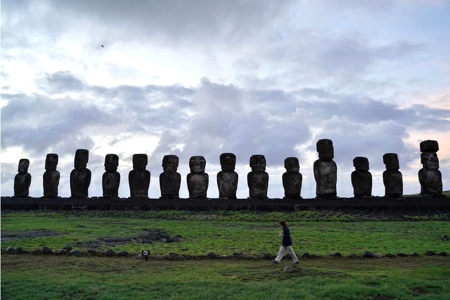 Imagen del 5 de abril de 2024 de estatuas de piedra moái, en la Isla de Pascua de Chile. La Isla de Pascua, conocida por sus gigantescas cabezas talladas en piedra que miran hacia el mar, está situada en el punto más meridional del Triángulo Polinesio, en el Pacífico Sur, y se considera una de las regiones habitadas más remotas del mundo. (Xinhua/Zhu Yubo)