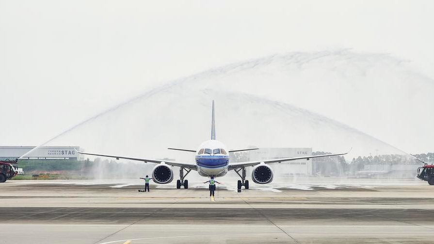 El primer avión C919 de China Southern Airlines recibe un saludo ceremonial de agua a su llegada al Aeropuerto Internacional Baiyun de Guangzhou, en la provincia meridional china de Guangdong, el 29 de agosto de 2024. (Xinhua)