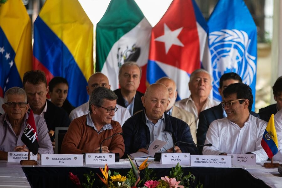 El jefe de la delegación de la guerrilla del Ejército de Liberación Nacional (ELN) de Colombia, Pablo Beltrán (2-i), el jefe de la delegación del Gobierno colombiano para los diálogos con la guerrilla del ELN, Otty Patiño (2-d), y el alto comisionado para la Paz de Colombia, Iván Danilo Rueda (d), reaccionan durante la lectura de comunicados tras una reunión de diálogo político entre el ELN y el Gobierno de Colombia, en Caracas, Venezuela, el 21 de enero de 2023. (Xinhua/Marcos Salgado)