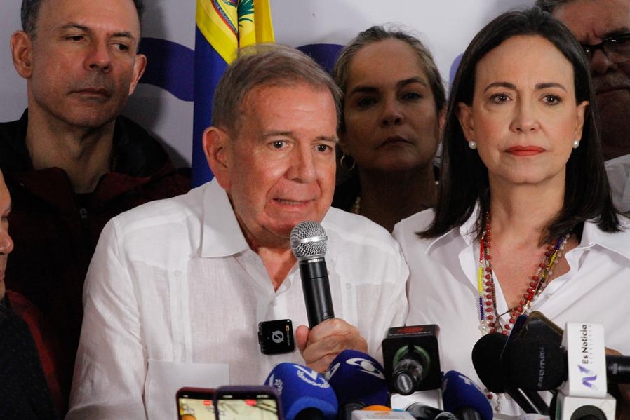 Edmundo González Urrutia (i), candidato presidencial de la coalición opositora denominada Plataforma Unitaria Democrática (PUD), habla junto a María Corina Machado (d), dirigente de la PUD, durante una conferencia de prensa, en Caracas, Venezuela, el 29 de julio de 2024. (Xinhua/Str) 