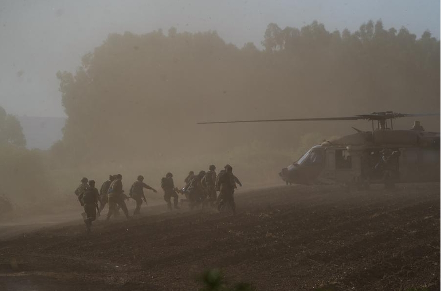 Soldados israelíes heridos son trasladados a un helicóptero cerca de la frontera norte de Israel con Líbano, el 19 de septiembre de 2024. (Xinhua/Ayal Margolin/JINI) 