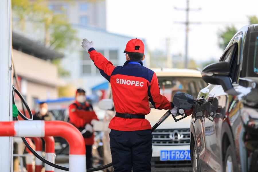 China recortará precios minoristas de gasolina y diésel